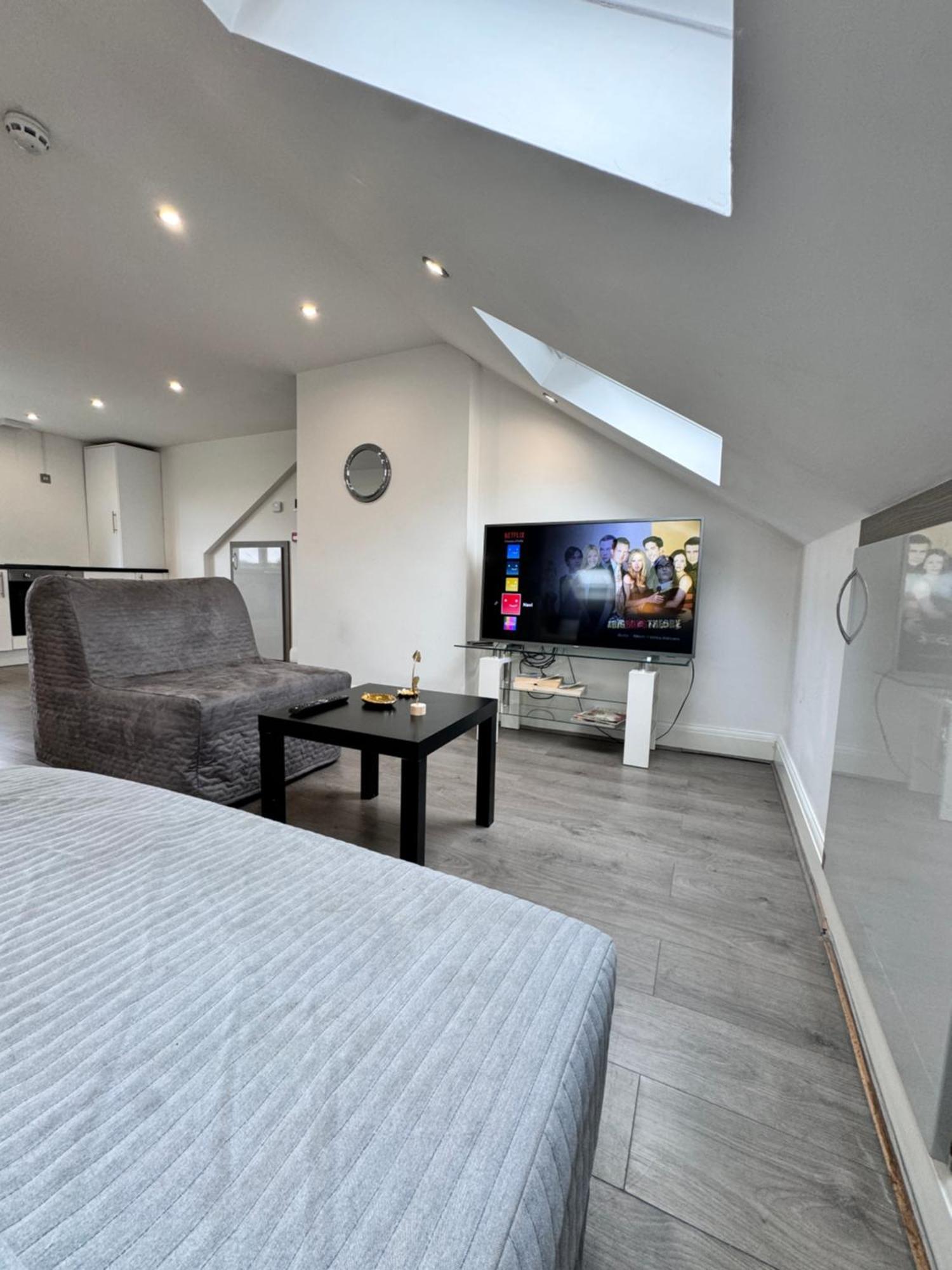 Hatton Apartments Heathrow Airport- Free Parking-Free Underground To And From Heathrow Airport Hatton Cross See Picture-See London Fast Hatton Cross To Central London 30Min מראה חיצוני תמונה