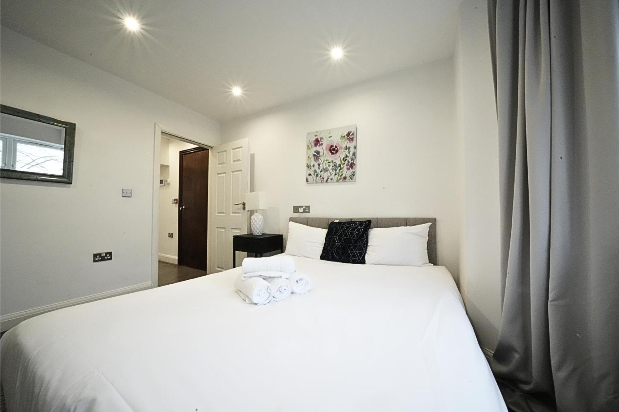 Hatton Apartments Heathrow Airport- Free Parking-Free Underground To And From Heathrow Airport Hatton Cross See Picture-See London Fast Hatton Cross To Central London 30Min מראה חיצוני תמונה