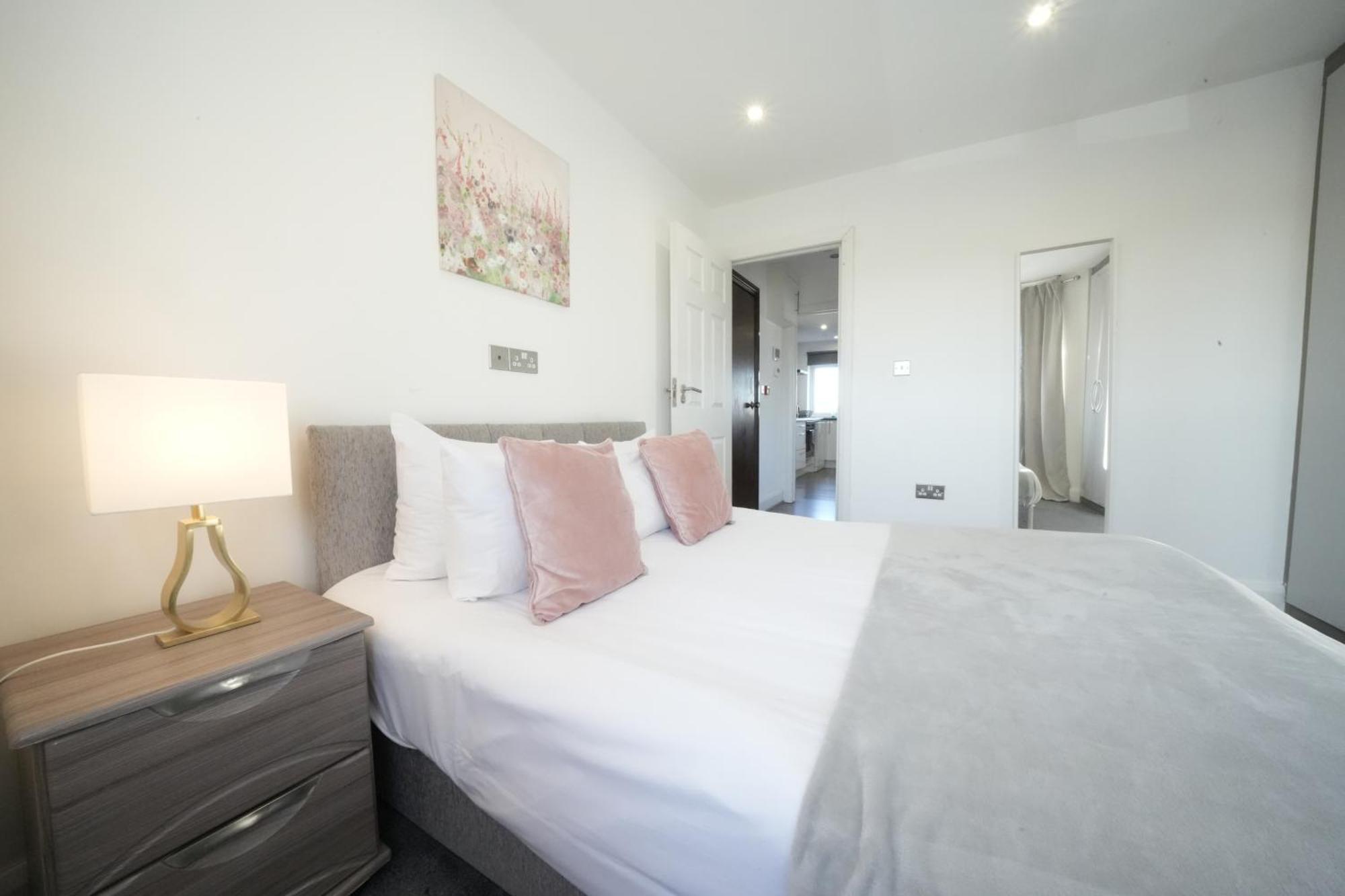 Hatton Apartments Heathrow Airport- Free Parking-Free Underground To And From Heathrow Airport Hatton Cross See Picture-See London Fast Hatton Cross To Central London 30Min מראה חיצוני תמונה