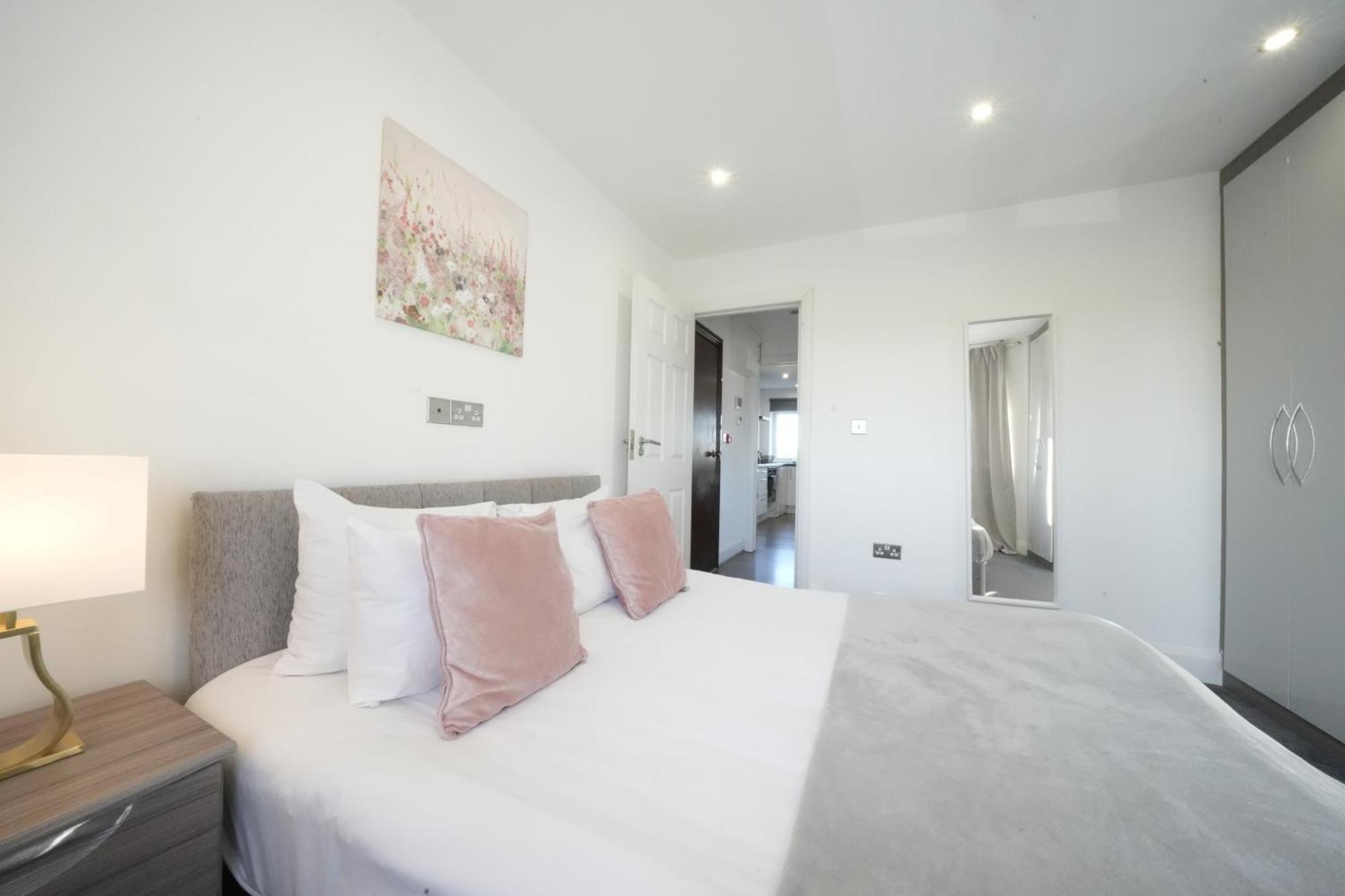 Hatton Apartments Heathrow Airport- Free Parking-Free Underground To And From Heathrow Airport Hatton Cross See Picture-See London Fast Hatton Cross To Central London 30Min מראה חיצוני תמונה
