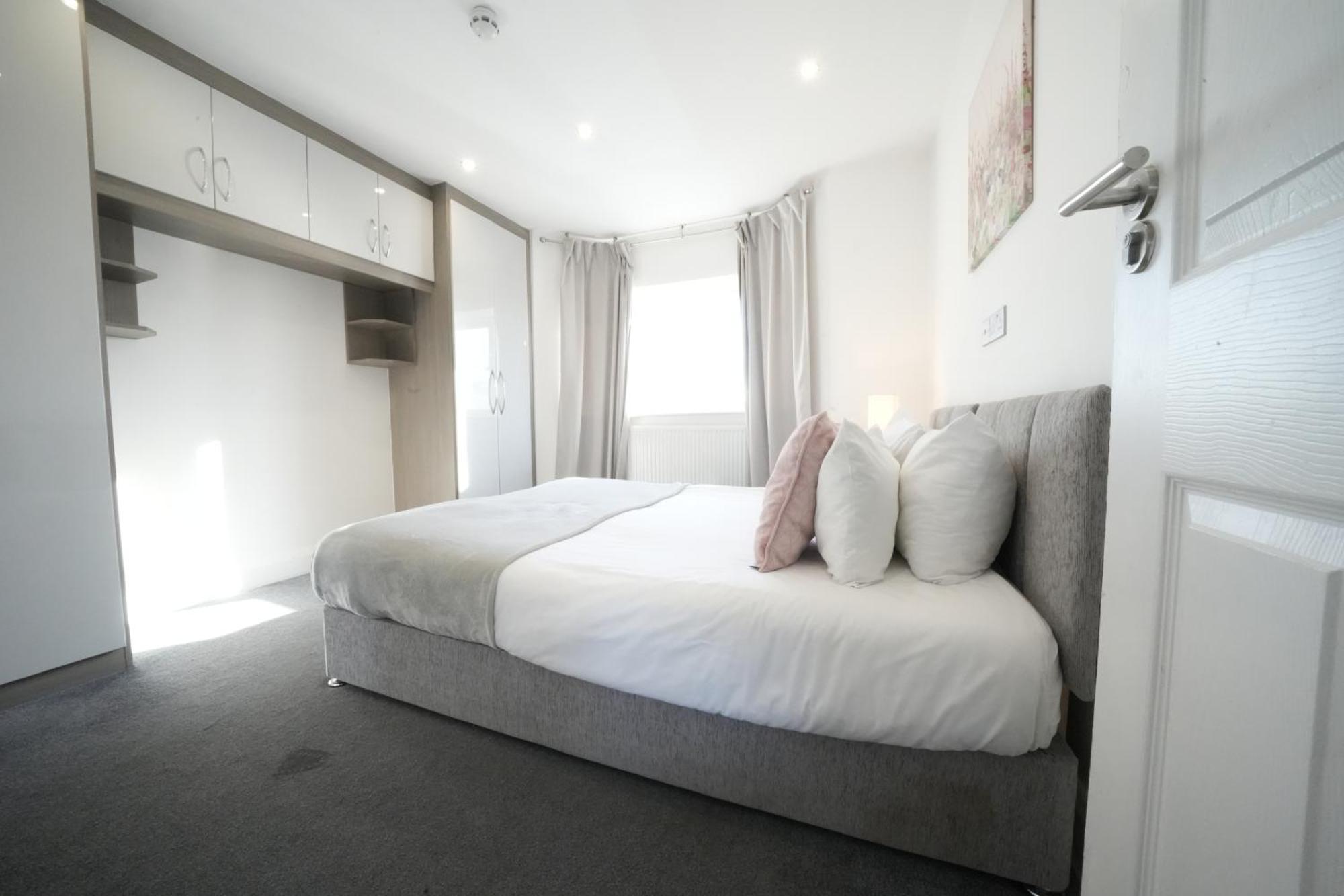 Hatton Apartments Heathrow Airport- Free Parking-Free Underground To And From Heathrow Airport Hatton Cross See Picture-See London Fast Hatton Cross To Central London 30Min מראה חיצוני תמונה