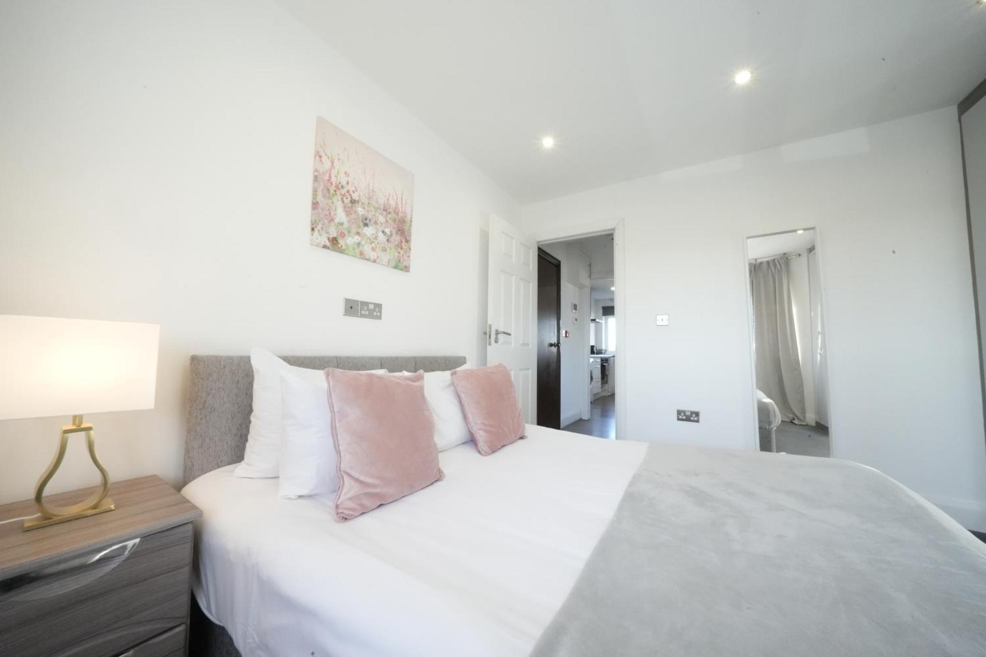 Hatton Apartments Heathrow Airport- Free Parking-Free Underground To And From Heathrow Airport Hatton Cross See Picture-See London Fast Hatton Cross To Central London 30Min מראה חיצוני תמונה