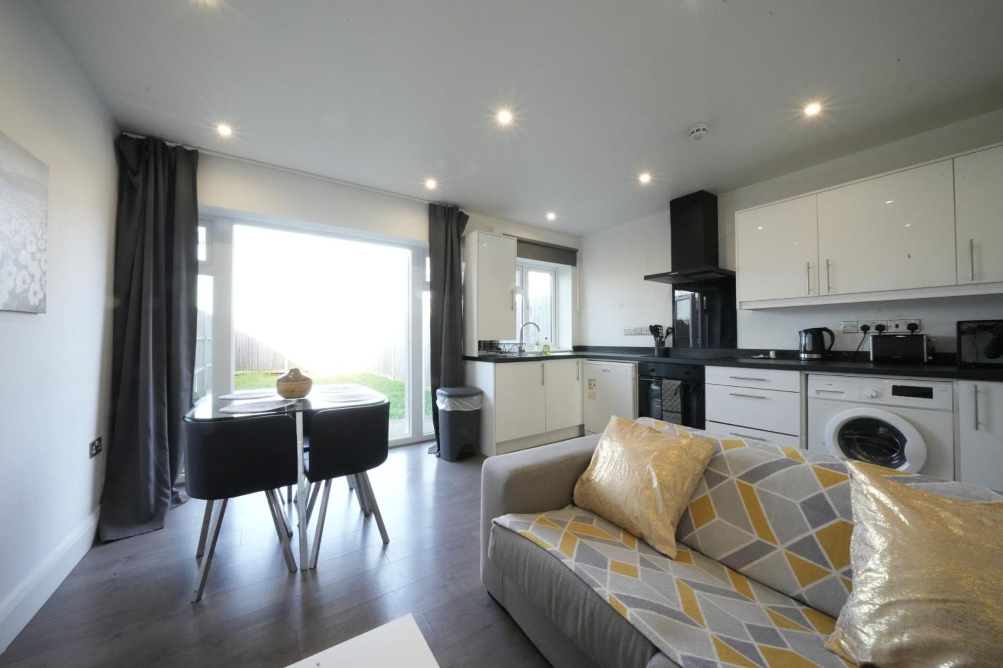 Hatton Apartments Heathrow Airport- Free Parking-Free Underground To And From Heathrow Airport Hatton Cross See Picture-See London Fast Hatton Cross To Central London 30Min מראה חיצוני תמונה