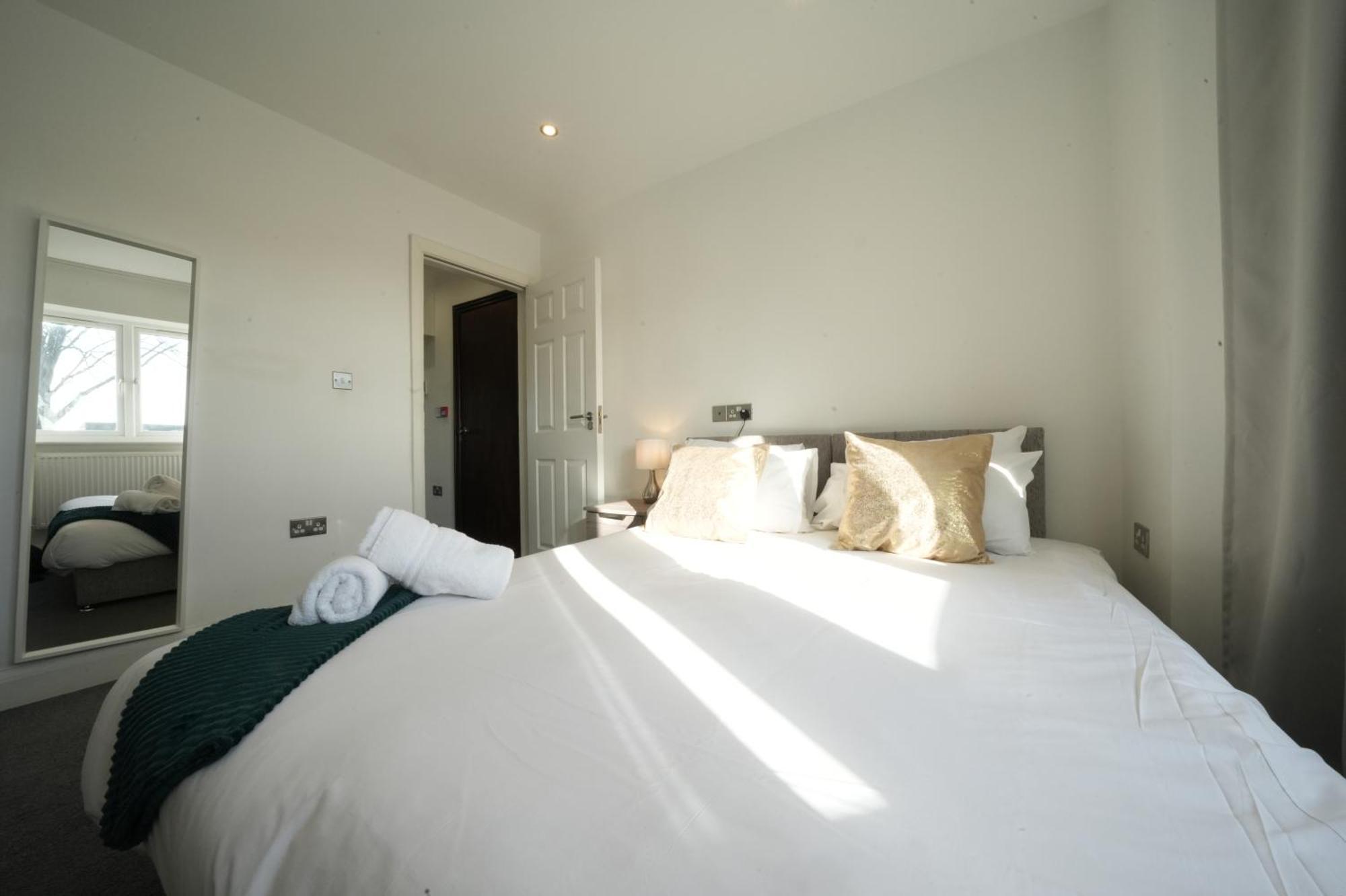 Hatton Apartments Heathrow Airport- Free Parking-Free Underground To And From Heathrow Airport Hatton Cross See Picture-See London Fast Hatton Cross To Central London 30Min מראה חיצוני תמונה
