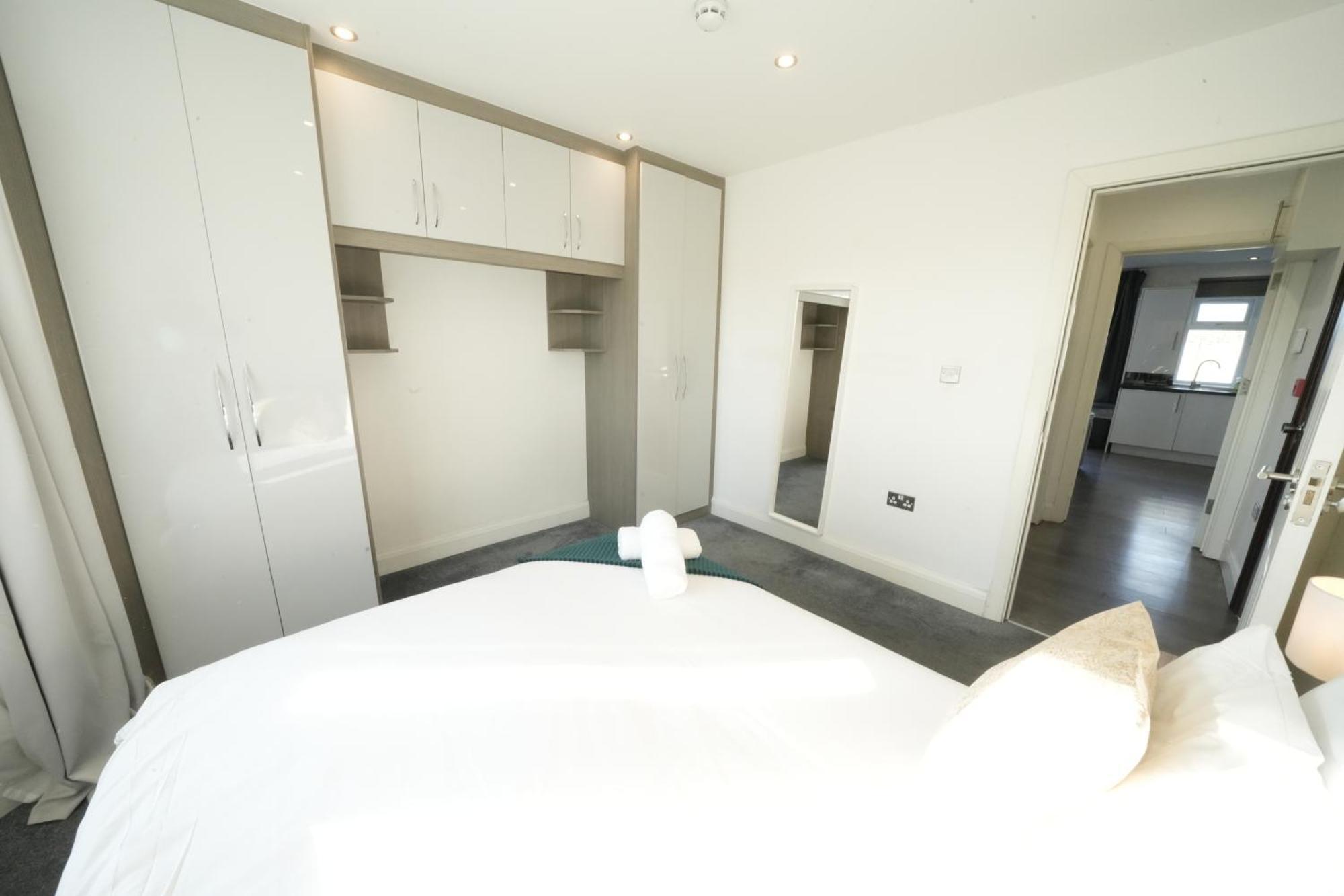 Hatton Apartments Heathrow Airport- Free Parking-Free Underground To And From Heathrow Airport Hatton Cross See Picture-See London Fast Hatton Cross To Central London 30Min מראה חיצוני תמונה