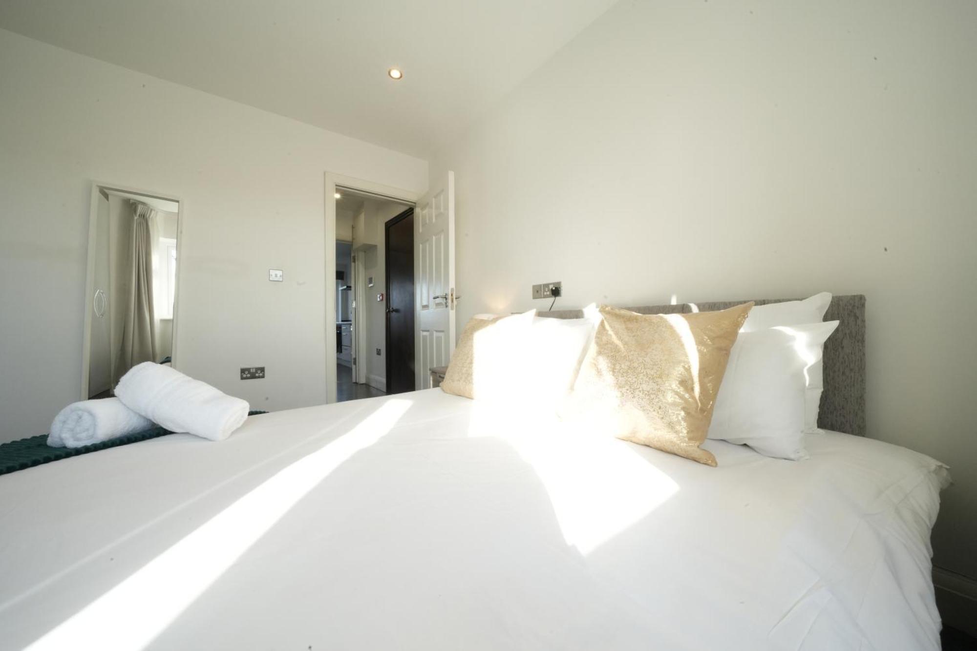 Hatton Apartments Heathrow Airport- Free Parking-Free Underground To And From Heathrow Airport Hatton Cross See Picture-See London Fast Hatton Cross To Central London 30Min מראה חיצוני תמונה