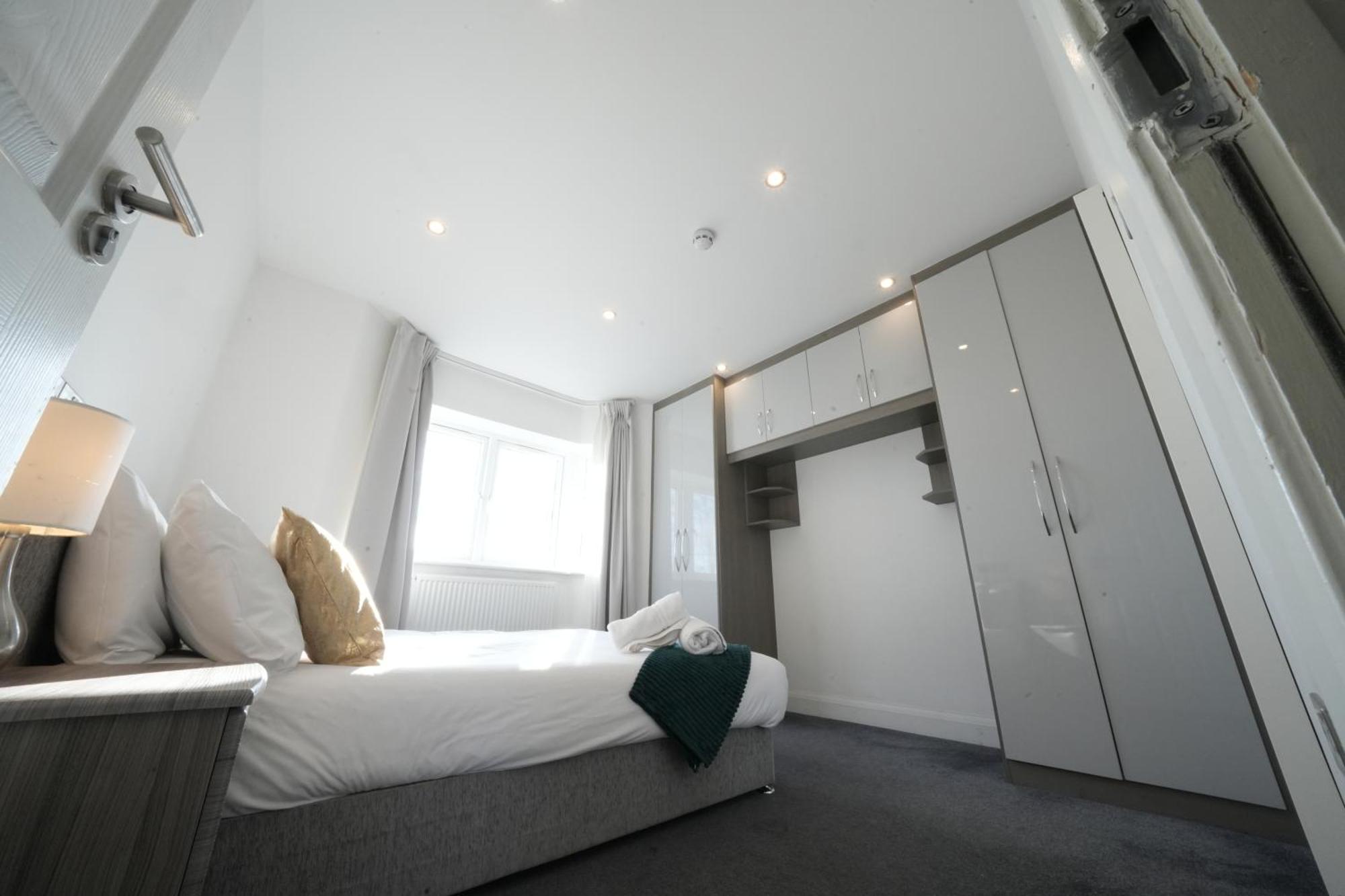 Hatton Apartments Heathrow Airport- Free Parking-Free Underground To And From Heathrow Airport Hatton Cross See Picture-See London Fast Hatton Cross To Central London 30Min מראה חיצוני תמונה