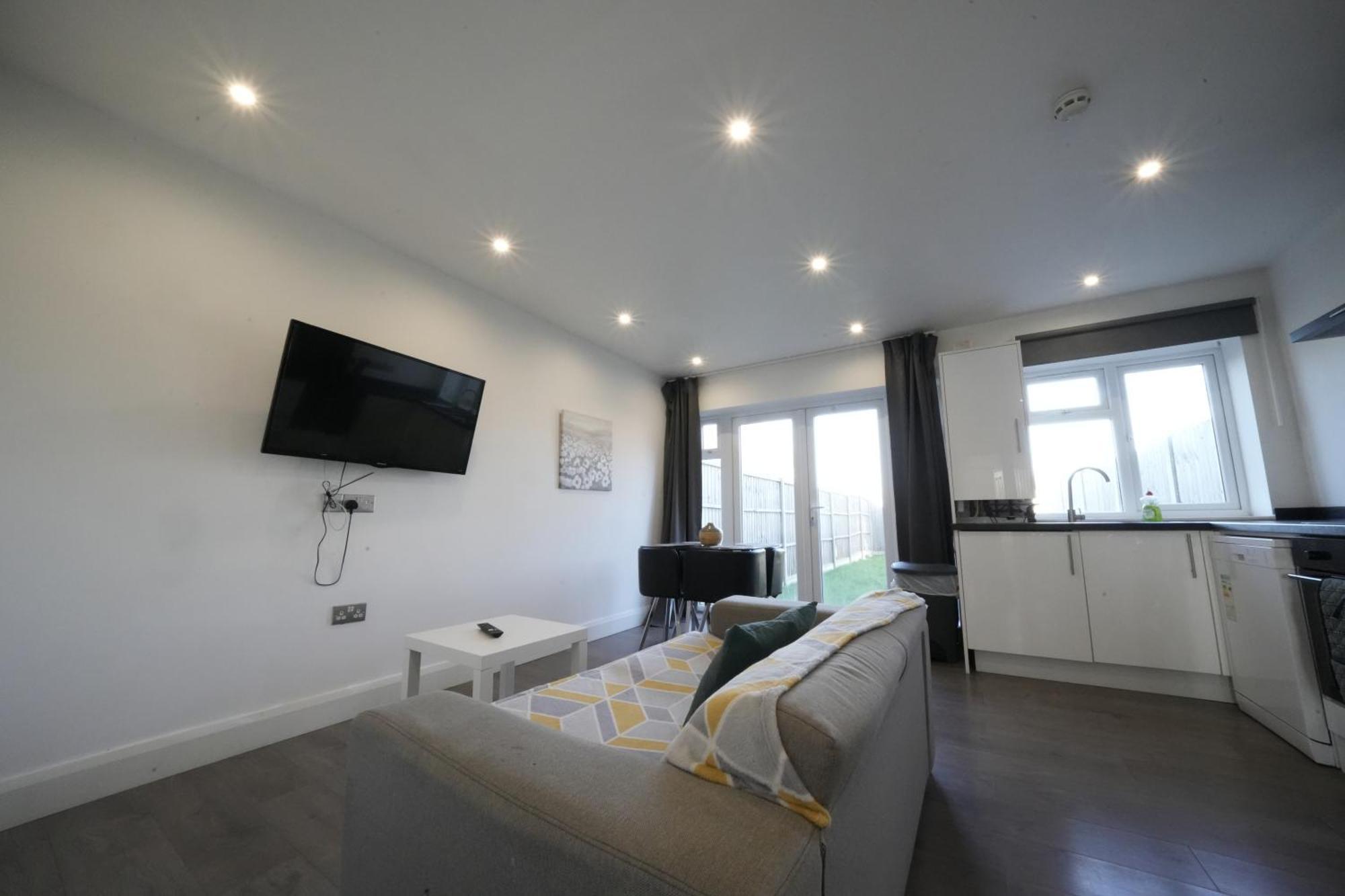 Hatton Apartments Heathrow Airport- Free Parking-Free Underground To And From Heathrow Airport Hatton Cross See Picture-See London Fast Hatton Cross To Central London 30Min מראה חיצוני תמונה