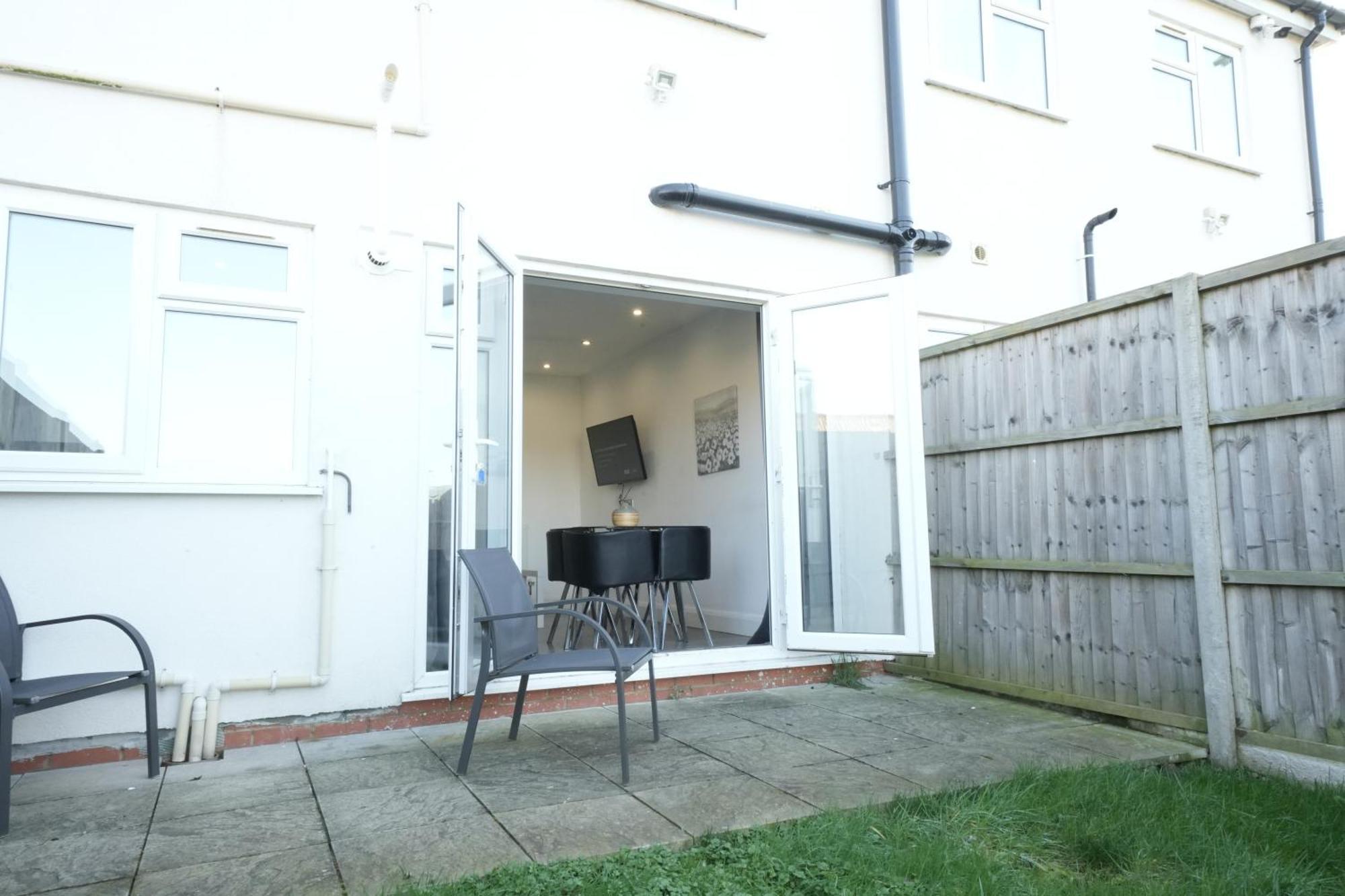 Hatton Apartments Heathrow Airport- Free Parking-Free Underground To And From Heathrow Airport Hatton Cross See Picture-See London Fast Hatton Cross To Central London 30Min מראה חיצוני תמונה