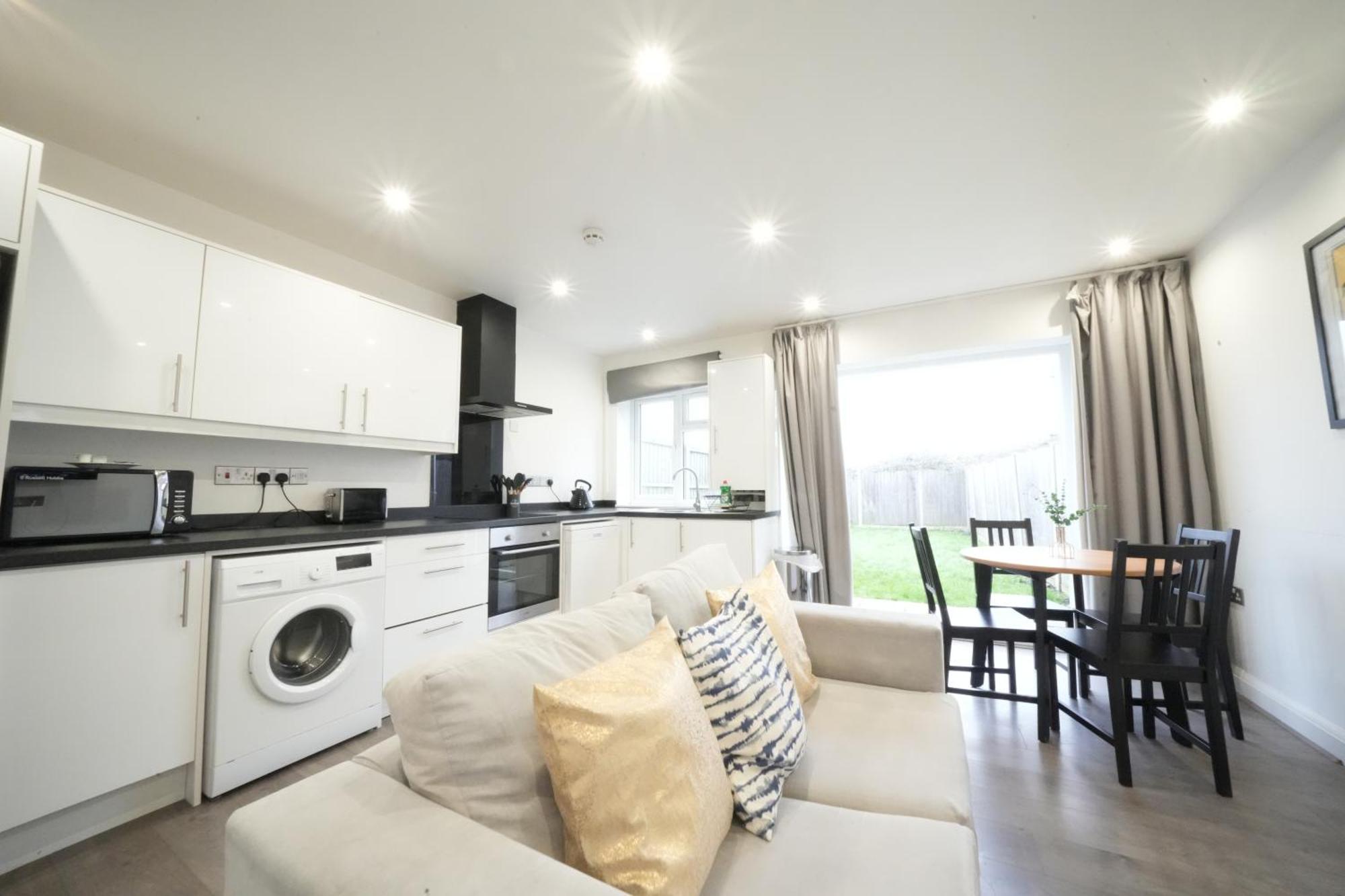 Hatton Apartments Heathrow Airport- Free Parking-Free Underground To And From Heathrow Airport Hatton Cross See Picture-See London Fast Hatton Cross To Central London 30Min מראה חיצוני תמונה