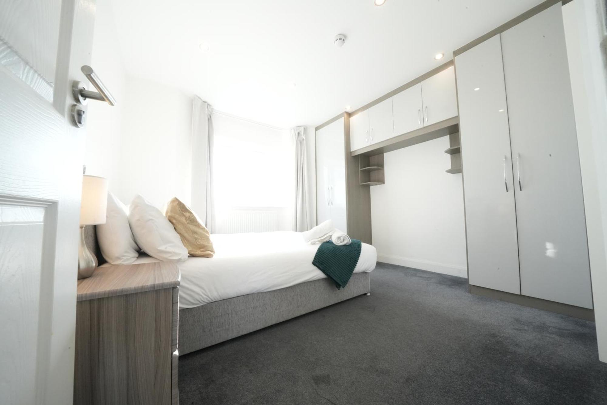 Hatton Apartments Heathrow Airport- Free Parking-Free Underground To And From Heathrow Airport Hatton Cross See Picture-See London Fast Hatton Cross To Central London 30Min מראה חיצוני תמונה