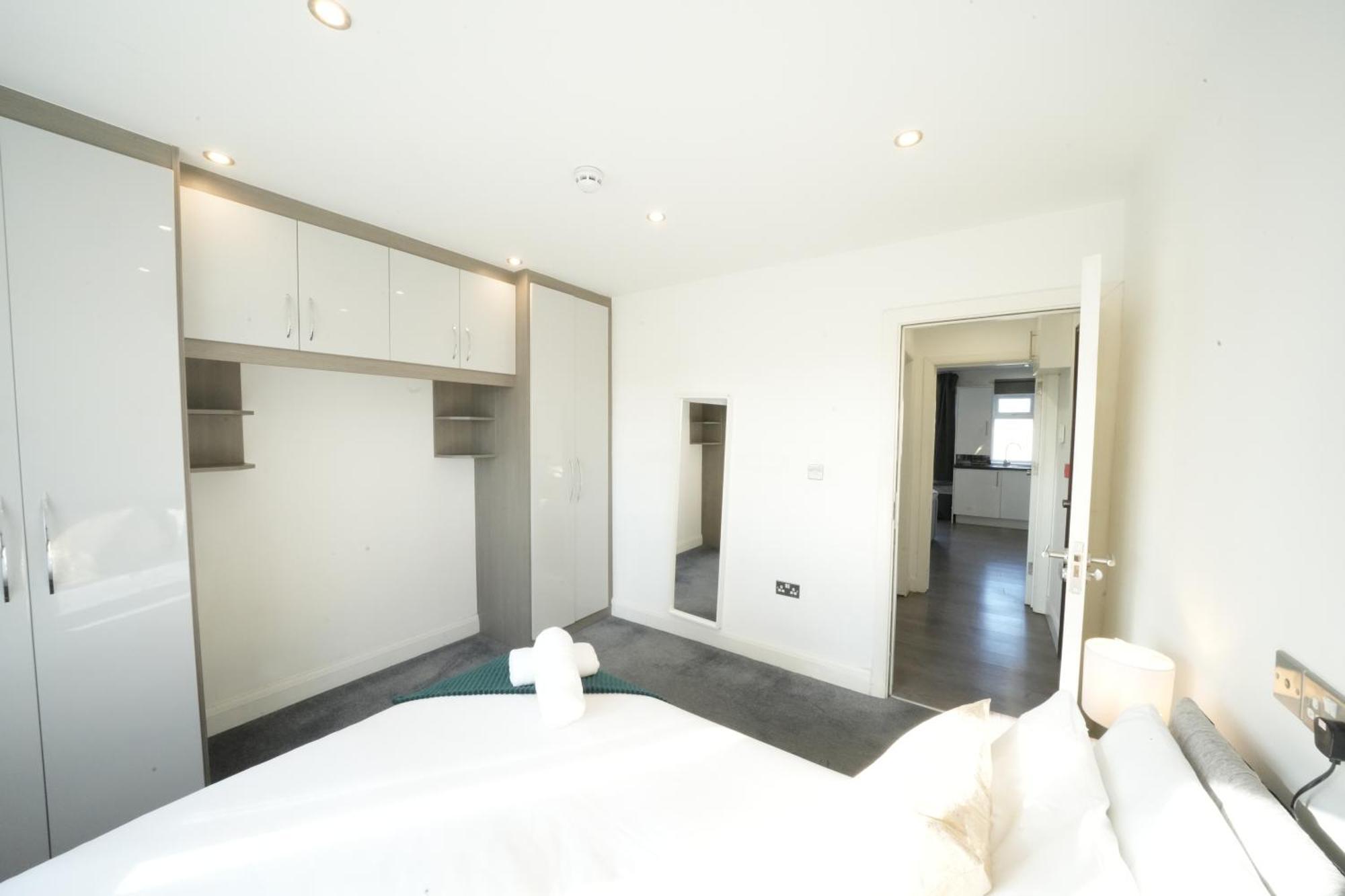 Hatton Apartments Heathrow Airport- Free Parking-Free Underground To And From Heathrow Airport Hatton Cross See Picture-See London Fast Hatton Cross To Central London 30Min מראה חיצוני תמונה