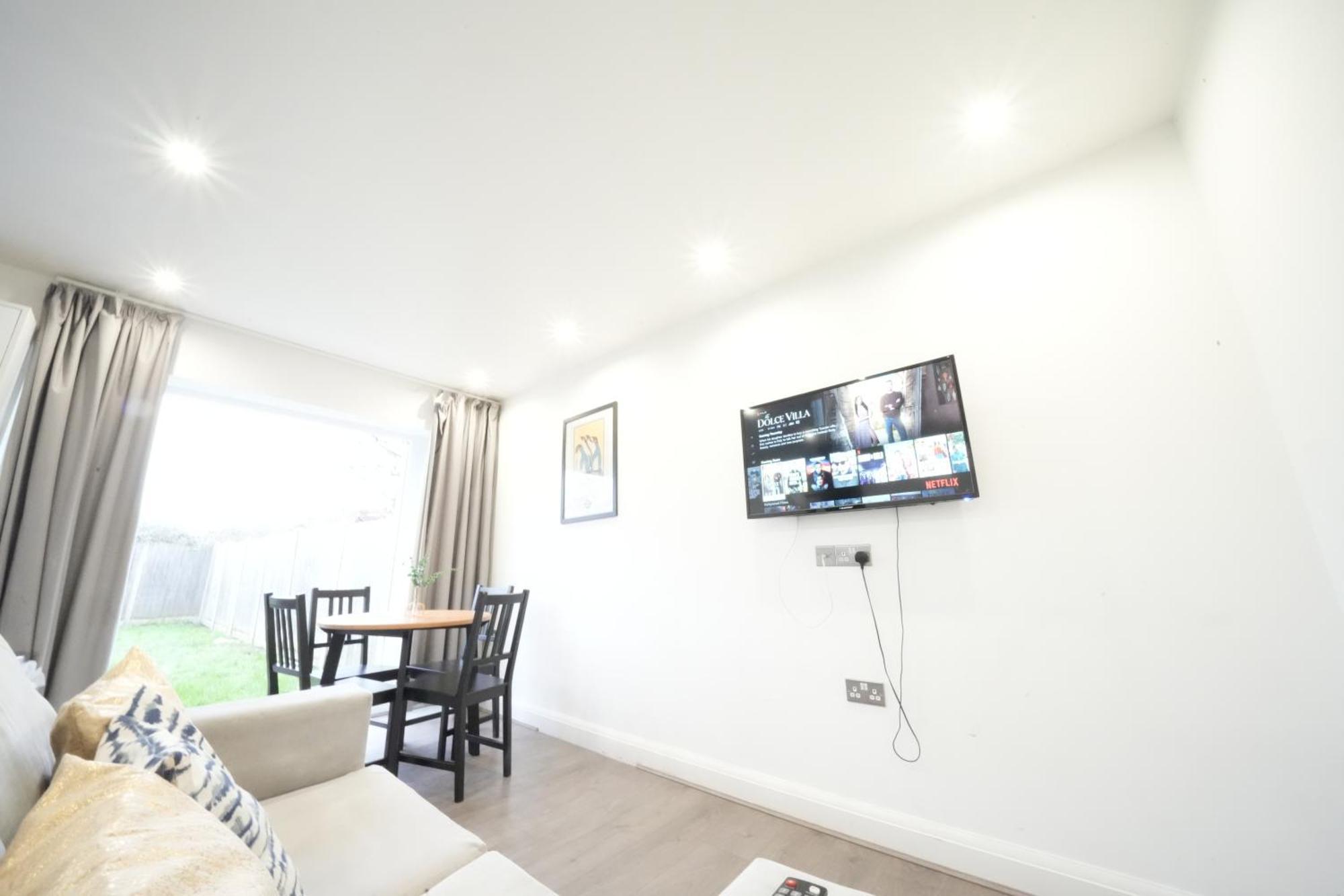 Hatton Apartments Heathrow Airport- Free Parking-Free Underground To And From Heathrow Airport Hatton Cross See Picture-See London Fast Hatton Cross To Central London 30Min מראה חיצוני תמונה