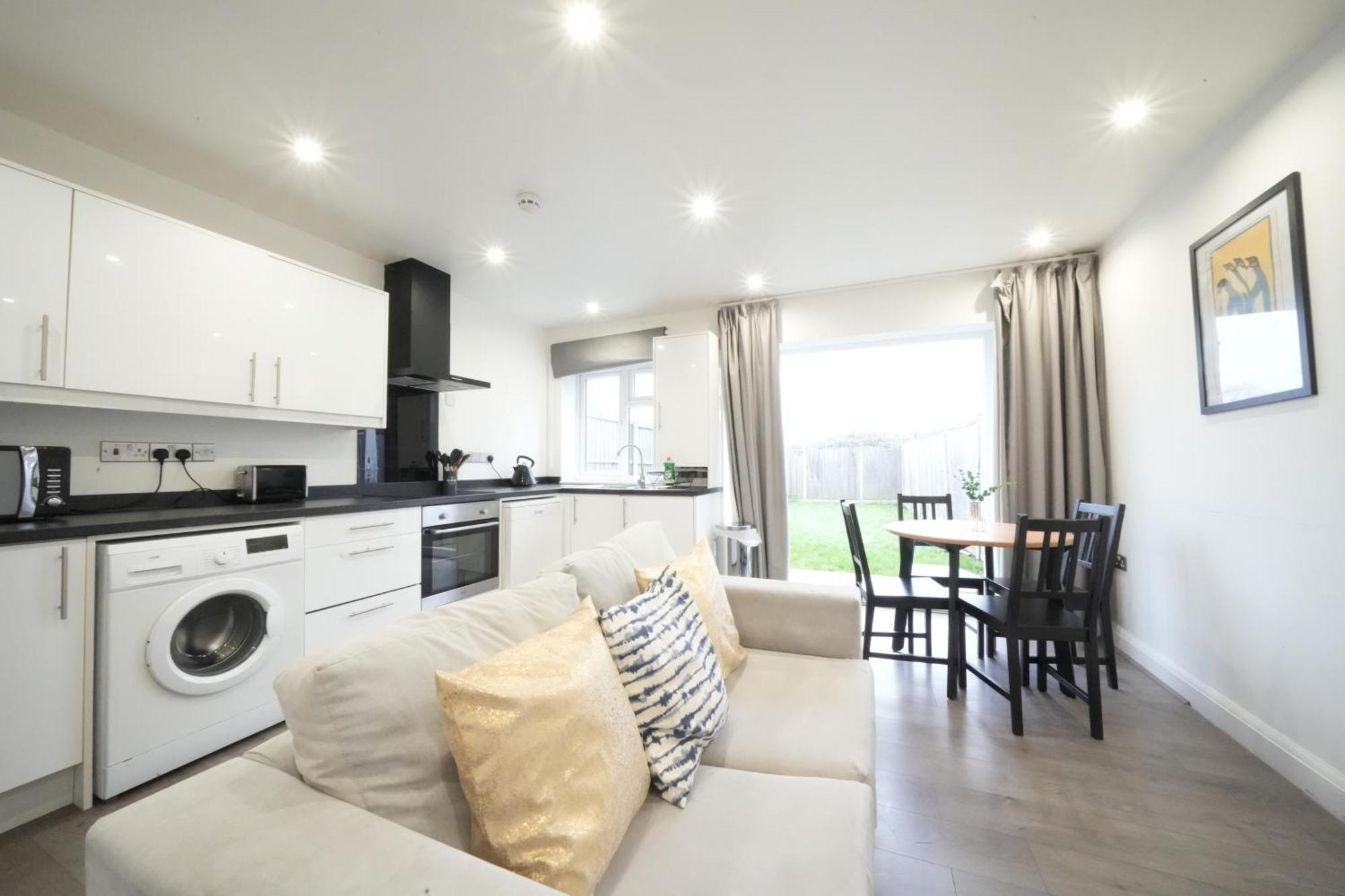Hatton Apartments Heathrow Airport- Free Parking-Free Underground To And From Heathrow Airport Hatton Cross See Picture-See London Fast Hatton Cross To Central London 30Min מראה חיצוני תמונה