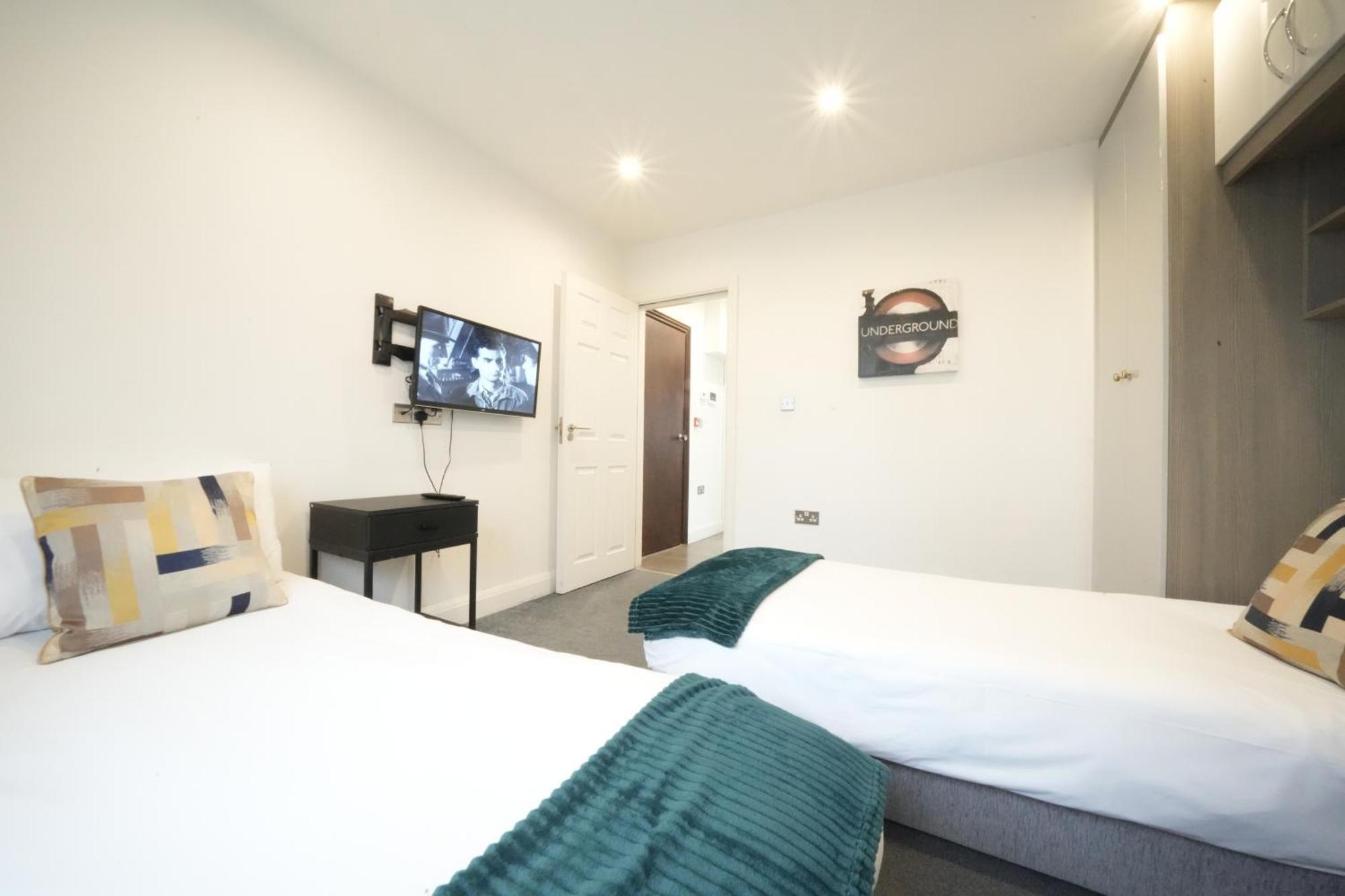 Hatton Apartments Heathrow Airport- Free Parking-Free Underground To And From Heathrow Airport Hatton Cross See Picture-See London Fast Hatton Cross To Central London 30Min מראה חיצוני תמונה
