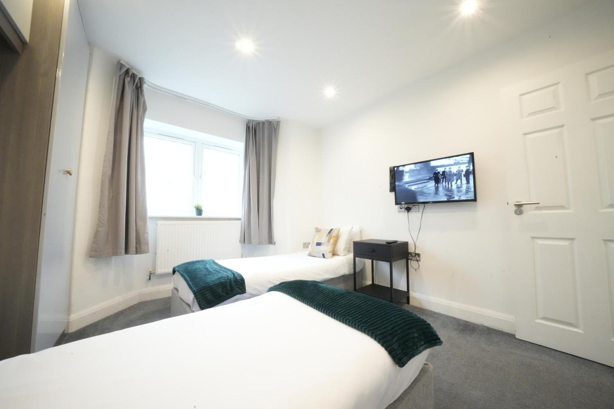 Hatton Apartments Heathrow Airport- Free Parking-Free Underground To And From Heathrow Airport Hatton Cross See Picture-See London Fast Hatton Cross To Central London 30Min מראה חיצוני תמונה
